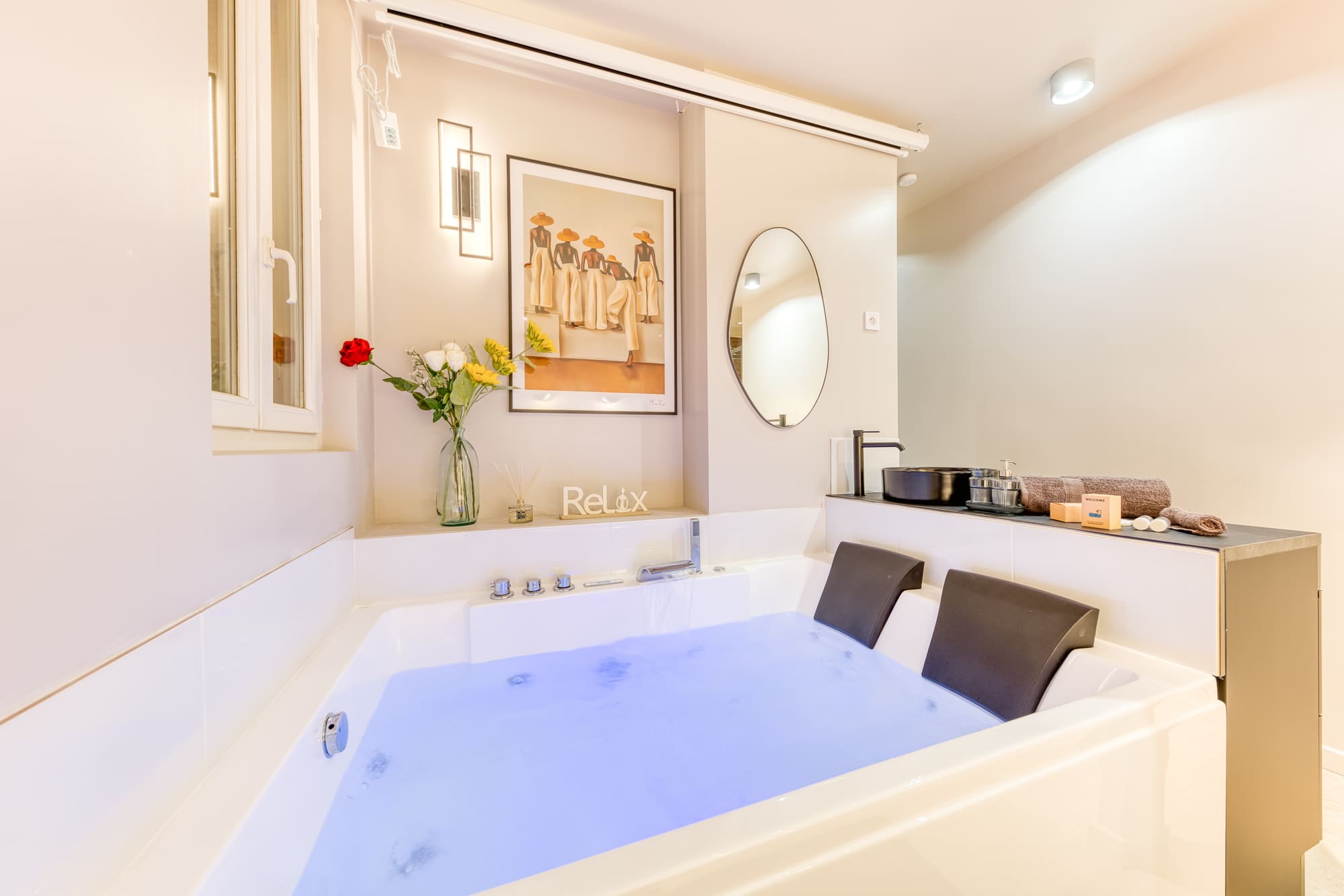 5 ideas for an unforgettable romantic evening in a jacuzzi love room